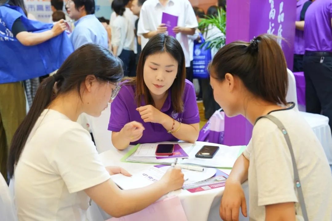 火速围观 | 西安育华职业高中中招会首日火爆现场正在进行时