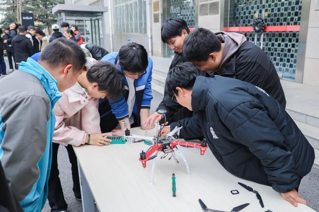 西安市鹿原中学师生到西安交通职业学校开展研学实践暨科学教育体验活动