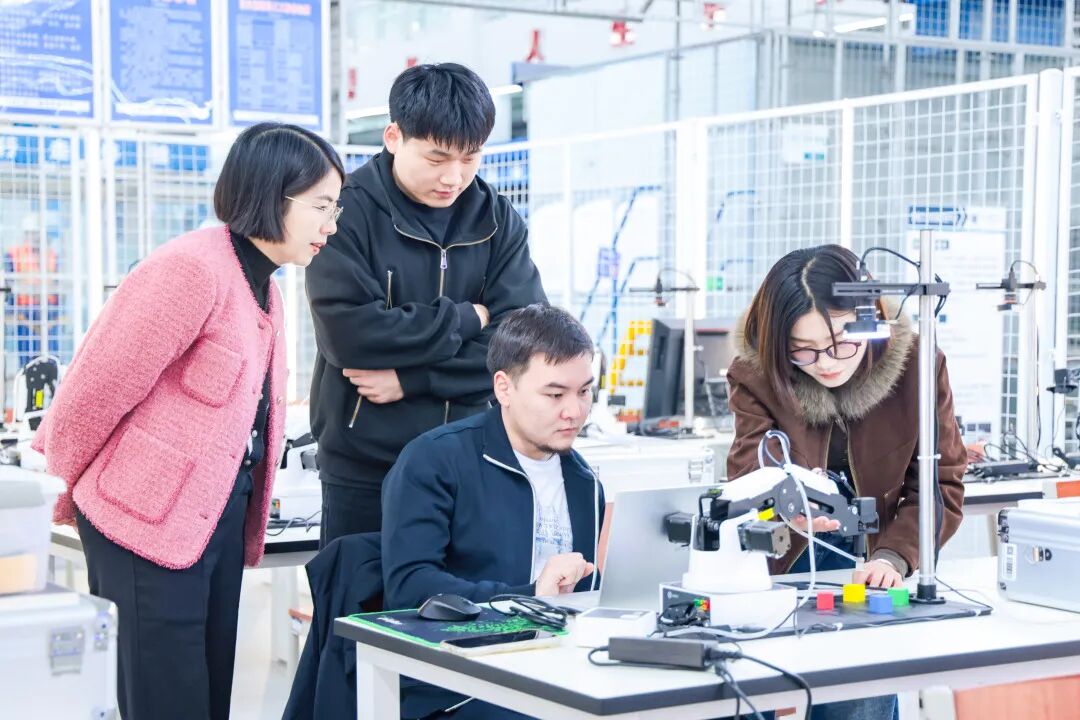 科技无界，友谊相融！哈萨克斯坦研学团探秘西京学院机器人实验室