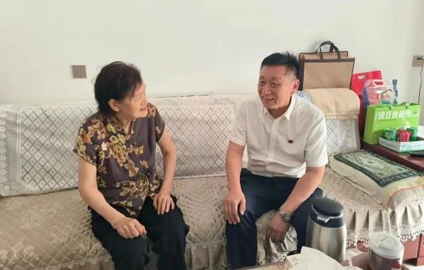 陕西旅游烹饪职业学院党委、工会开展离退休教职工端午节慰问活动1.jpg