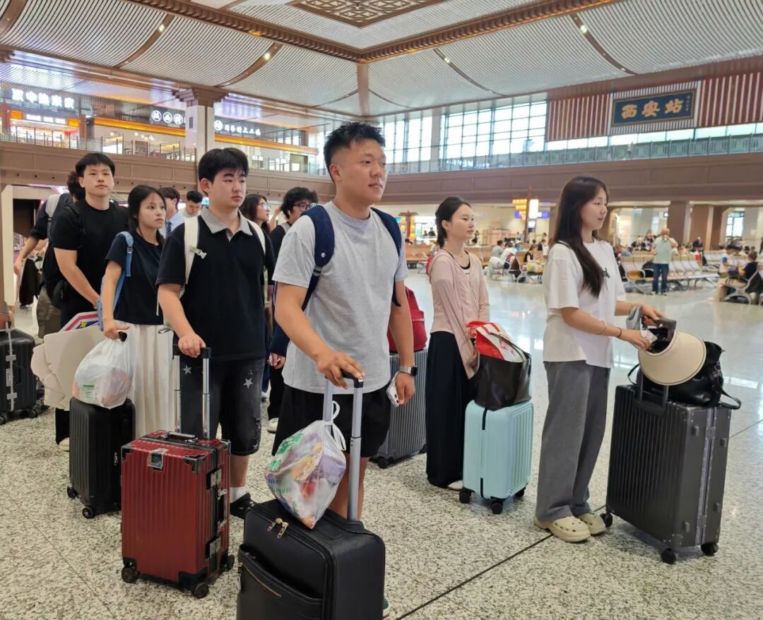 西安明德理工学院师生参加2026“爱我中华” 青年大汇聚火车团