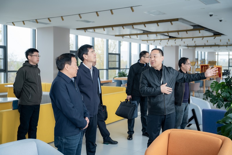 安康学院党委书记钟生海领导一行到西安科技大学高新学院交流座谈