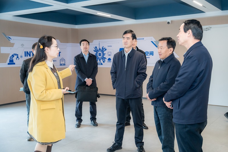 安康学院党委书记钟生海领导一行到西安科技大学高新学院交流座谈