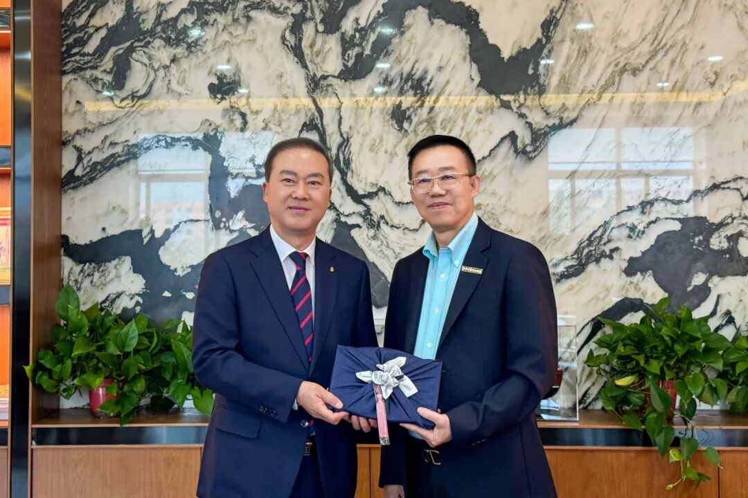 韩国国立全北大学对西安明德理工学院进行友好访问