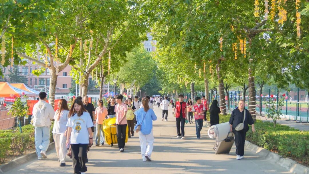 “新”光熠熠｜多图直击西安城市建设职业学院2026级新生报到现场！