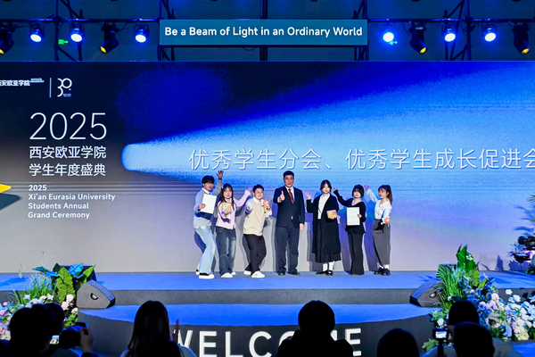 8西安欧亚学院校长助理赵军镜副教授为优秀学生分会、优秀学生成长促进会颁奖.jpg