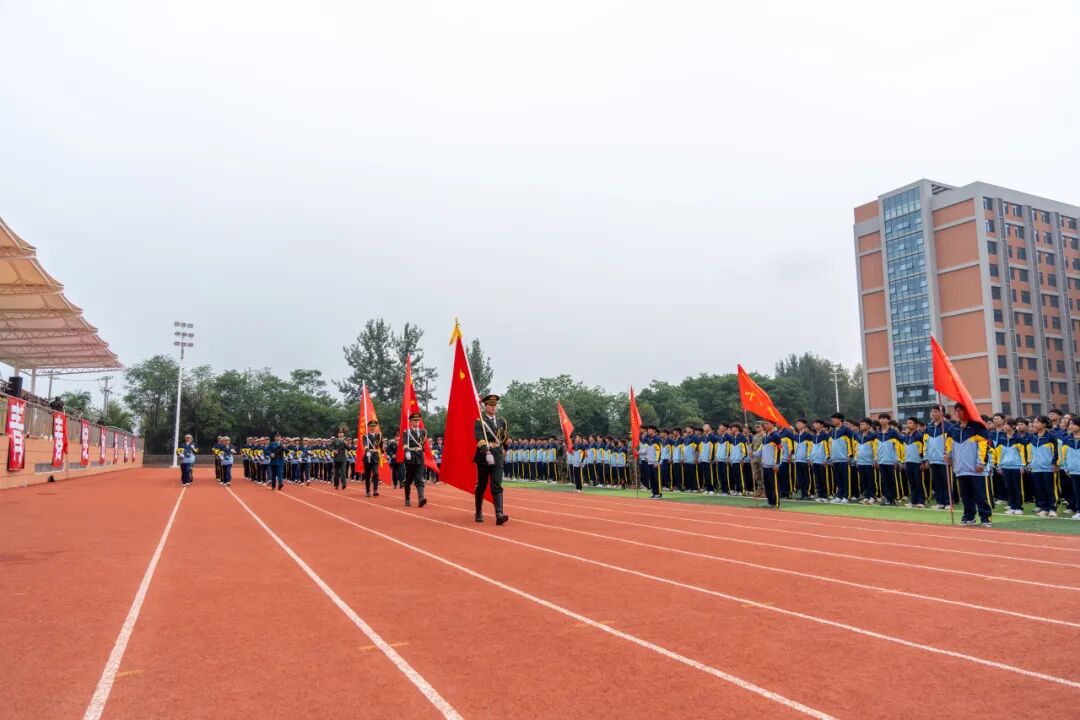 西安明德理工学院2026级学生开学典礼暨军训总结表彰大会圆满举行