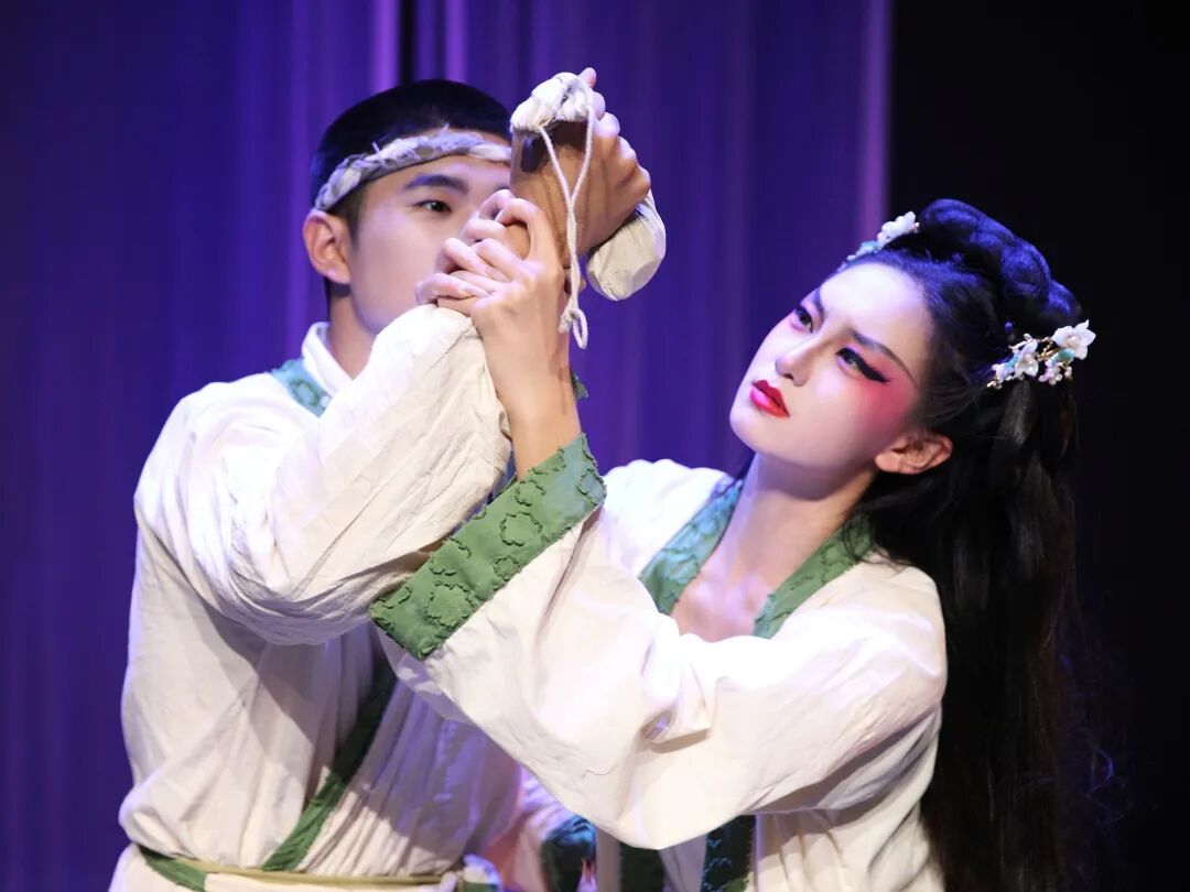 陕西服装工程学院师生共创独幕剧《惜鹤》亮相上海国际艺术节