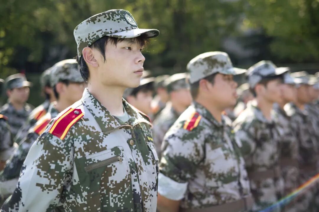 直击西安汽车职业大学2026级新生军训现场（白鹿原校区）