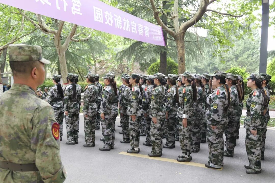 直击西安汽车职业大学2026级新生军训现场（白鹿原校区）