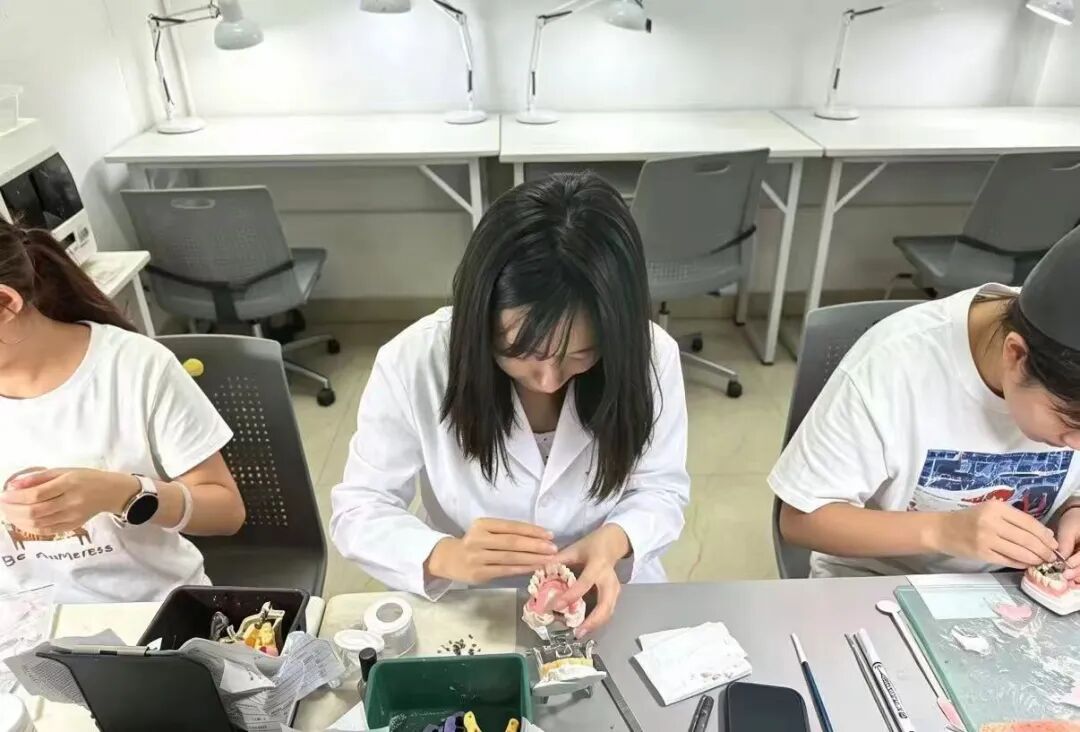 西安海棠职业学院组织召开口腔医学技术与化妆品技术专业教师轮岗交流座谈会