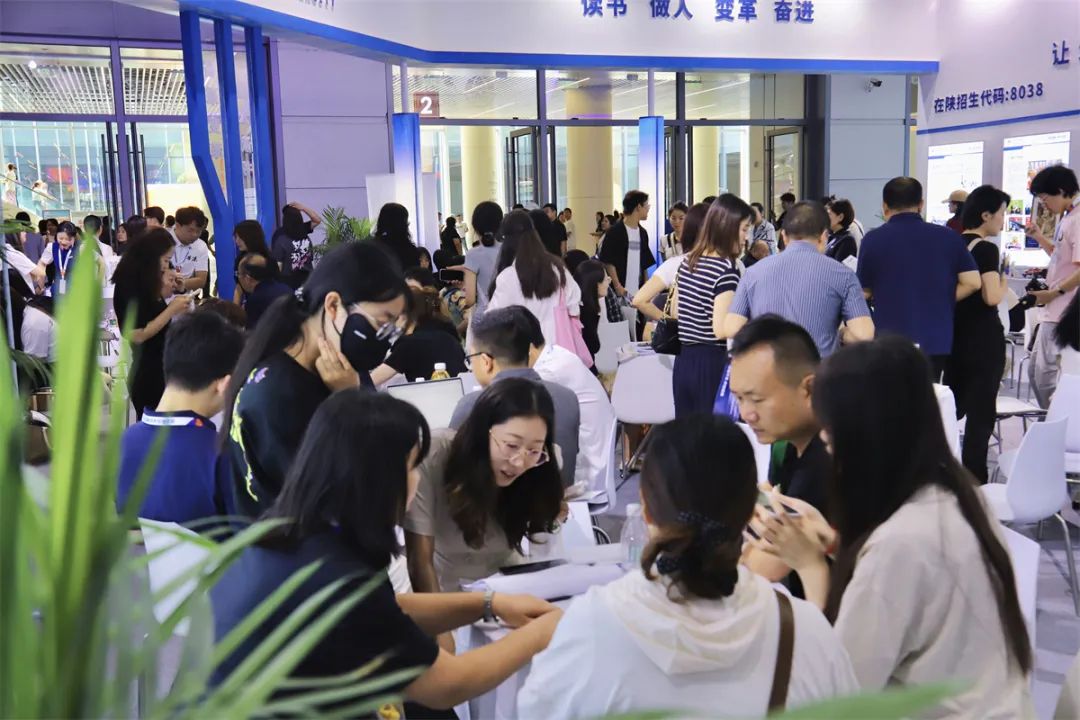 西安翻译学院闪耀第十三届陕西教育博览会