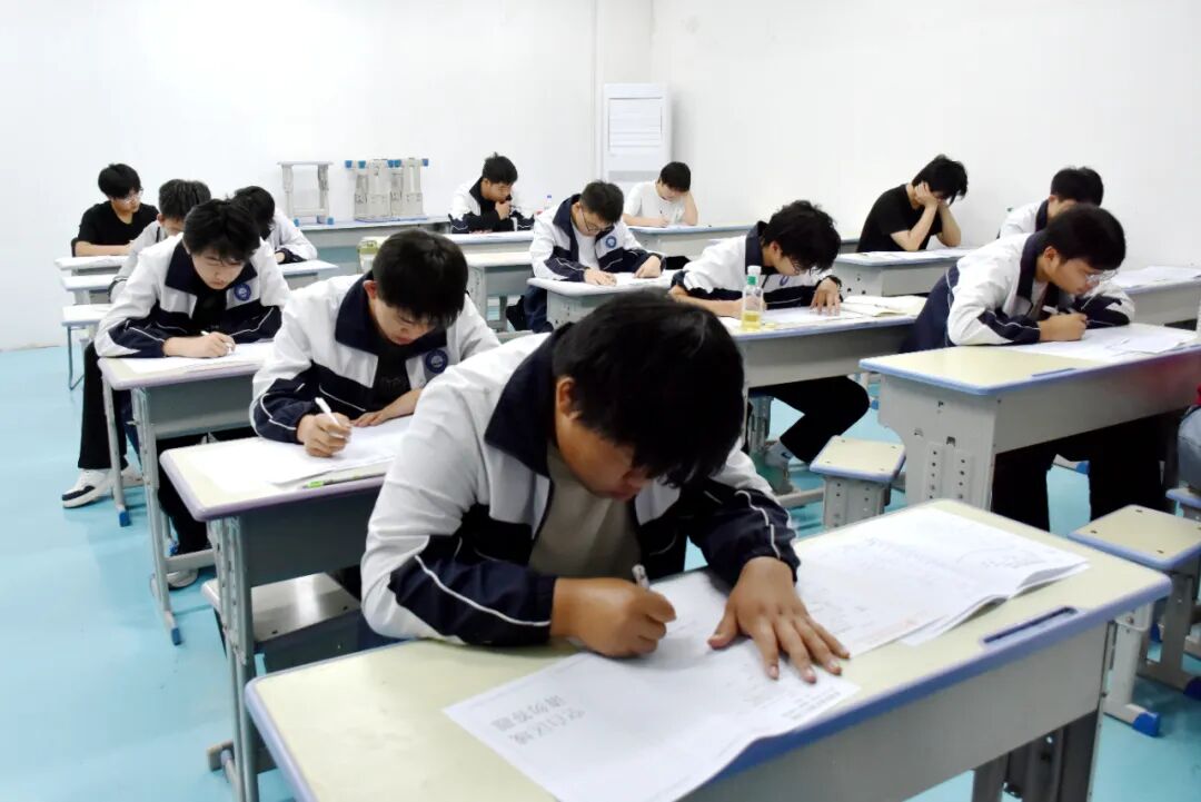 西安轨道交通技工学校开展职教单招文化课校内摸底测试
