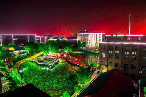 西安康博尔艺术高中部（西安康博尔艺术技师学院）夜景图