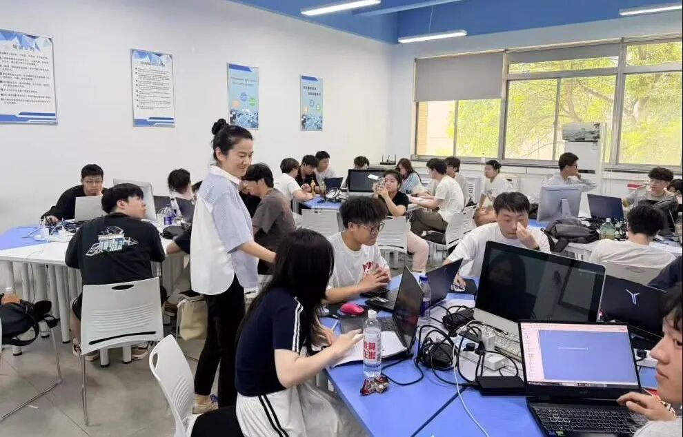 西安明德理工学院学子在竞赛与实践中展现青春风采！