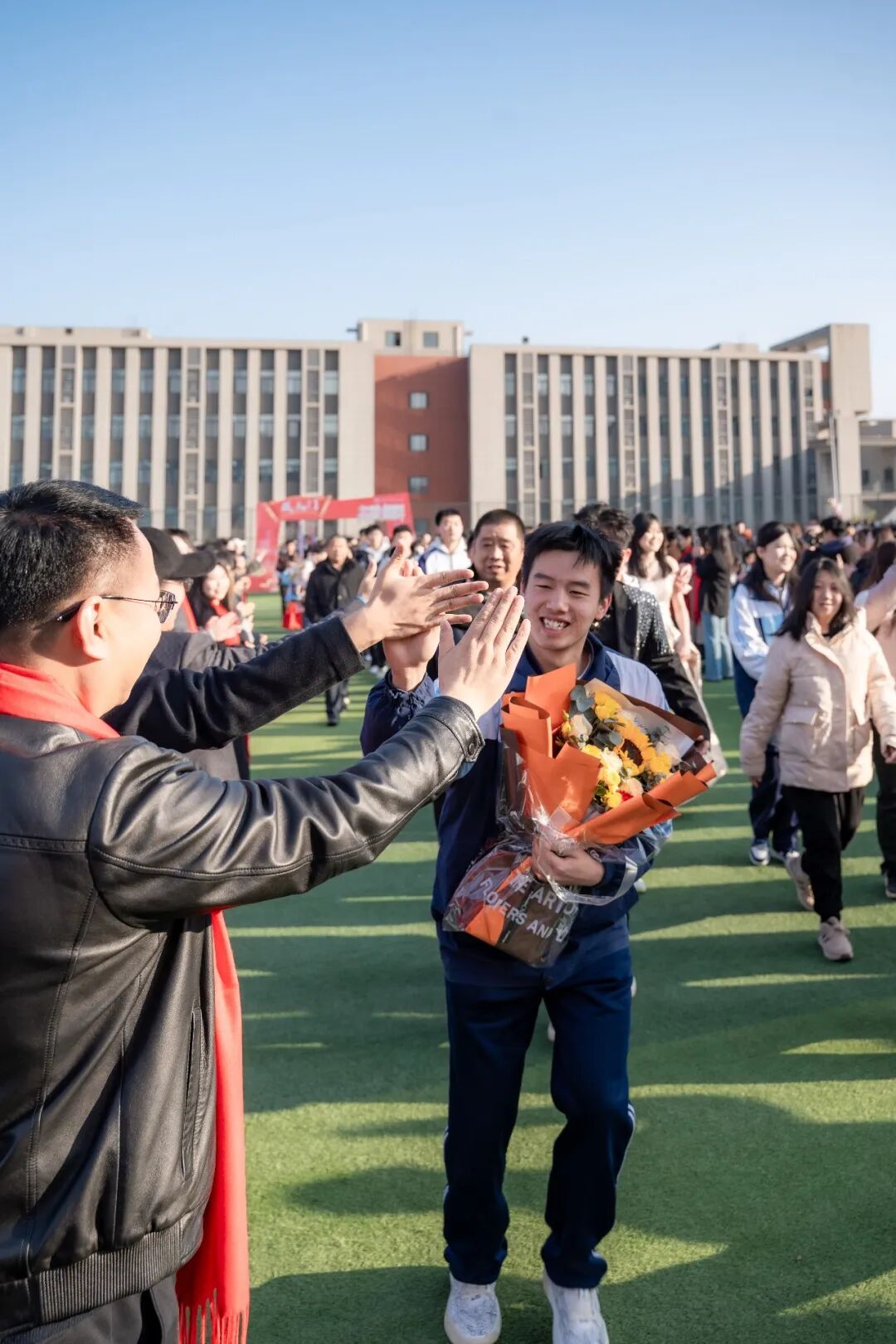 直击！西安现代综合职业高中2026年高考誓师大会暨成人礼高燃现场