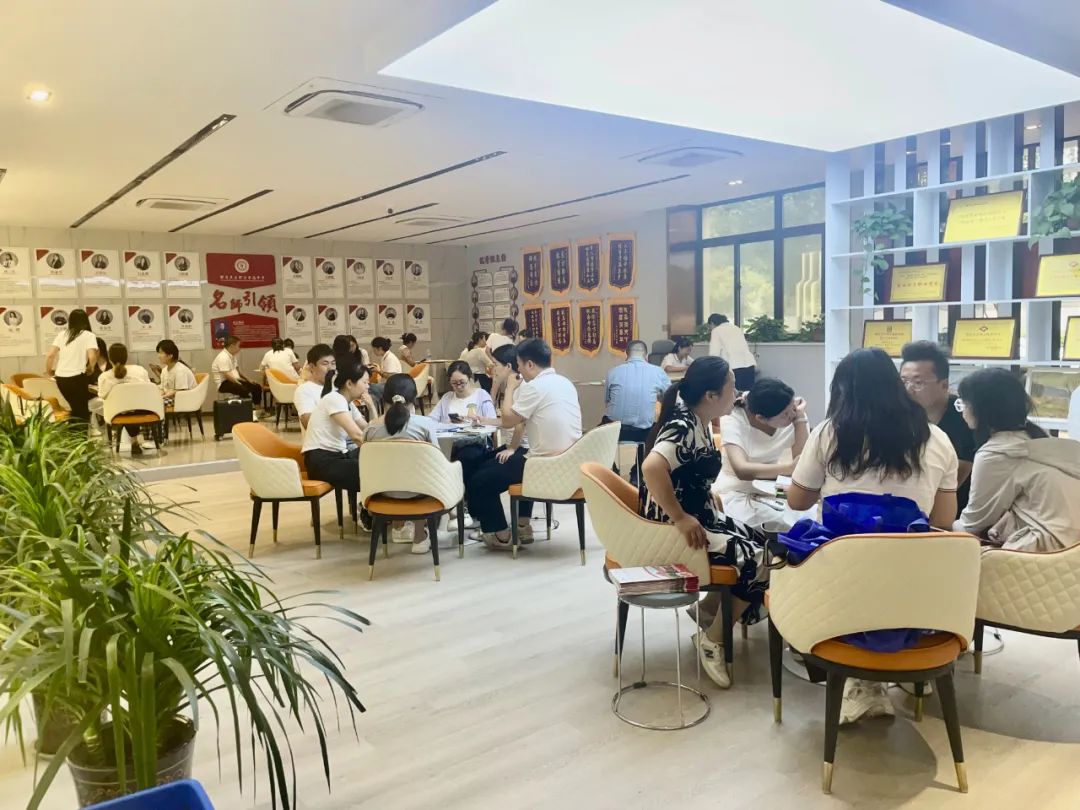 西安东方职业高级中学2025新生报名火爆！席位告急，预报从速！