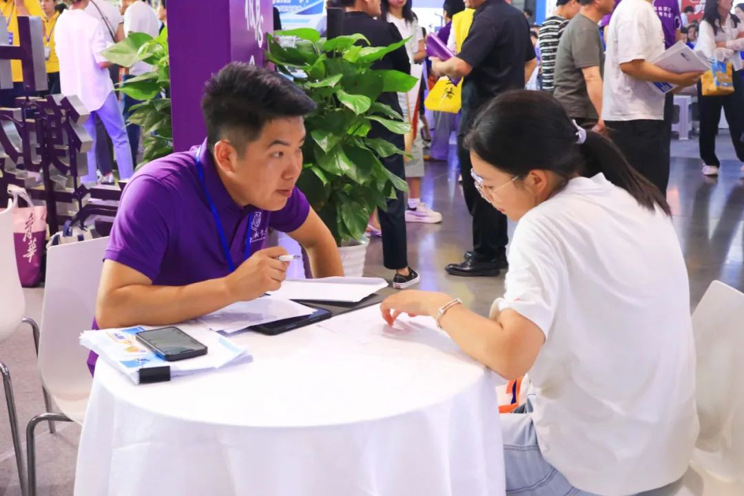 直击现场 | 西安育华职业高中2025年浐灞中招会火热进行中...