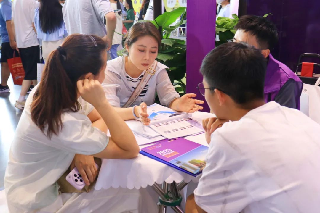 直击现场 | 西安育华职业高中2025年浐灞中招会火热进行中...