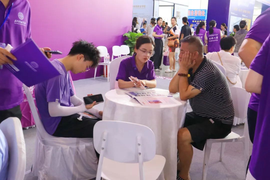 直击现场 | 西安育华职业高中2025年浐灞中招会火热进行中...