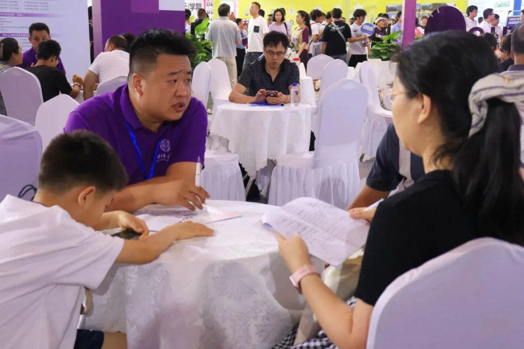 直击现场 | 西安育华职业高中2025年浐灞中招会火热进行中...