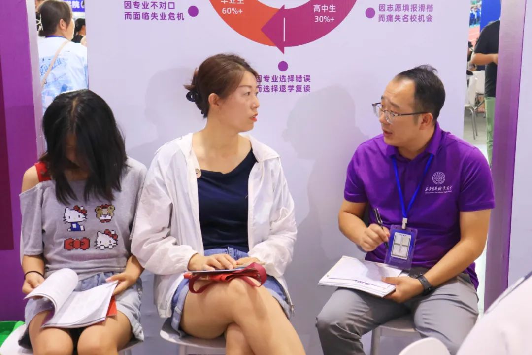 直击现场 | 西安育华职业高中2025年浐灞中招会火热进行中...