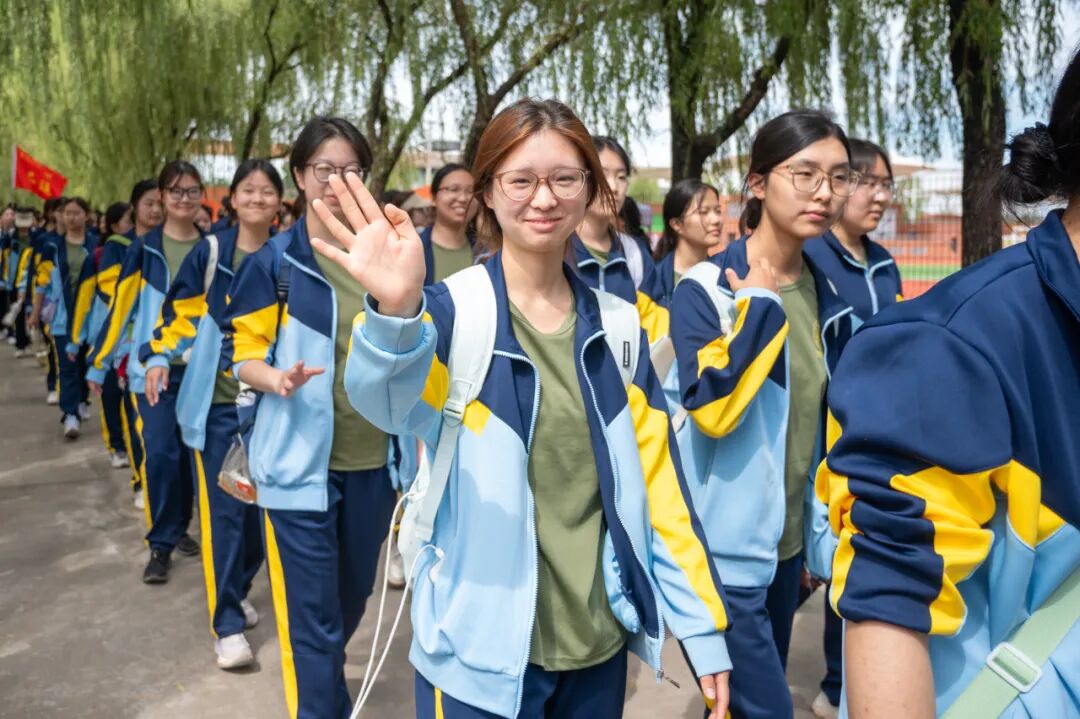 晨光励行 当“燃”青春丨16公里！西安明德理工学院学子步履淬成长！