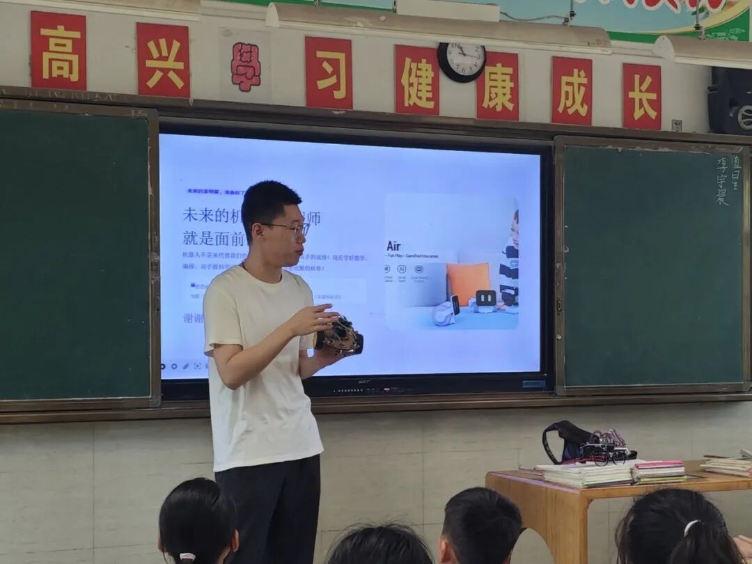 西京学院研究生赴长柞工委纪念馆开展红色教育活动