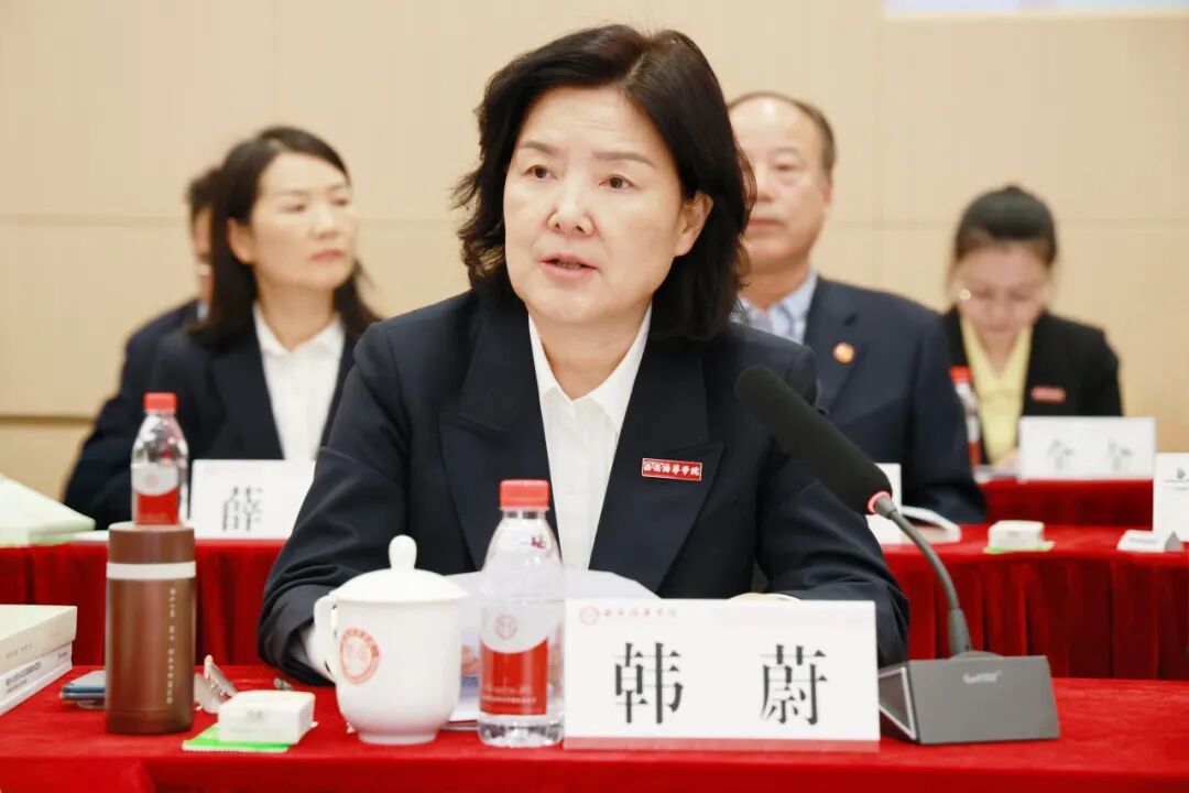 西安培华学院校长韩蔚主持座谈会