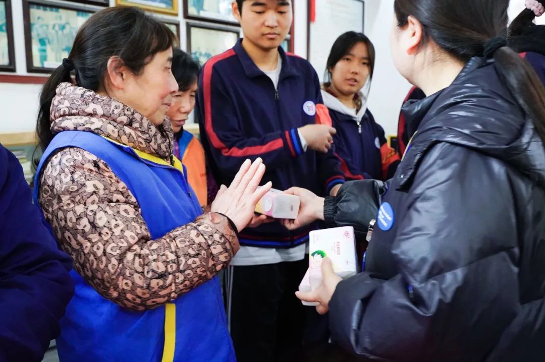 西安新高教职业高中“学雷锋，献爱心”活动！