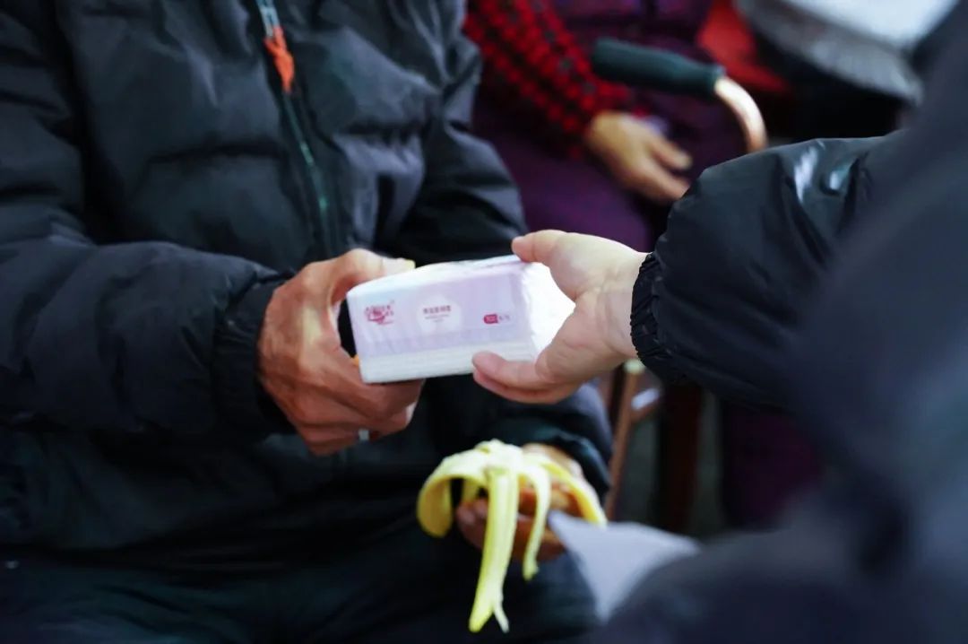 西安新高教职业高中“学雷锋，献爱心”活动！