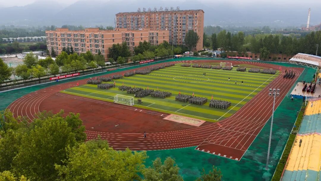 西安城市建设职业学院举行2026级新生开学典礼暨军训总结表彰大会