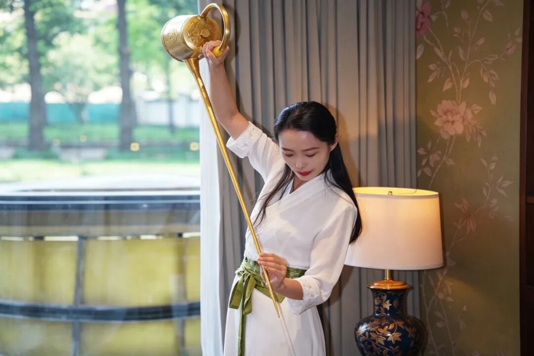 陕西旅游烹饪职业学院师生亮相西安香格里拉 非遗长嘴铜壶茶艺惊艳全场