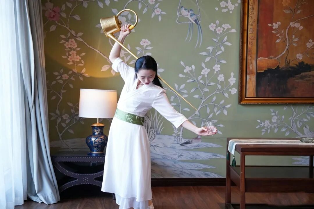 陕西旅游烹饪职业学院师生亮相西安香格里拉 非遗长嘴铜壶茶艺惊艳全场