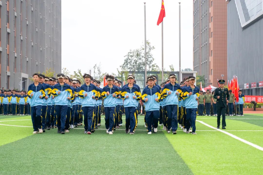 西安明德理工学院2026级学生开学典礼暨军训总结表彰大会圆满举行