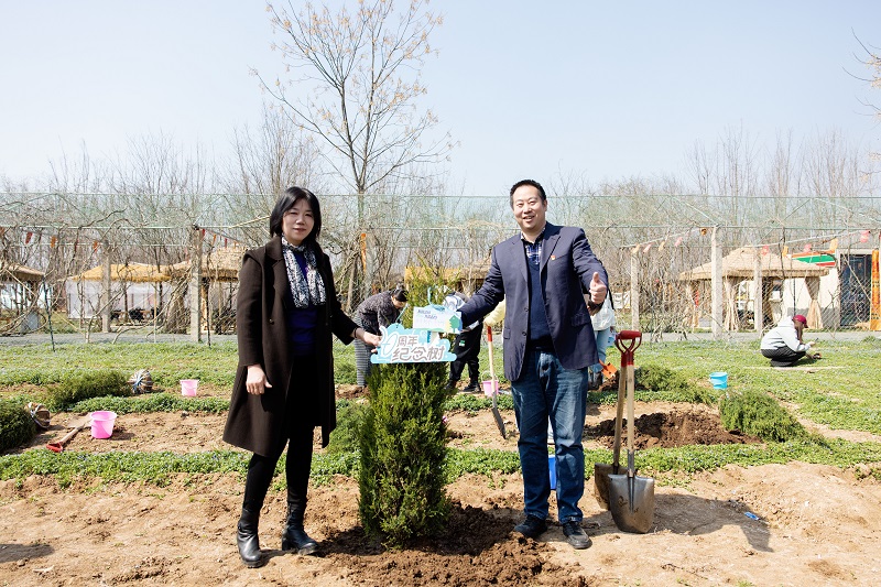 西安科技大学高新学院师生在绿林农场开展“植苗添绿 共筑春约”主题植树活动献礼建校二十周年