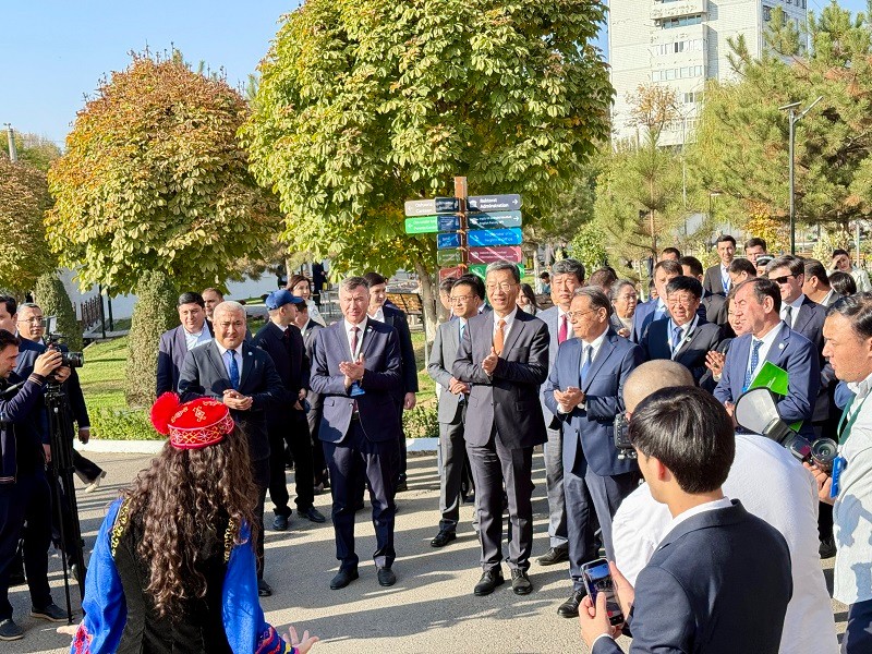 西安科技大学高新学院副院长张晨应邀参加第二届中乌百校论坛