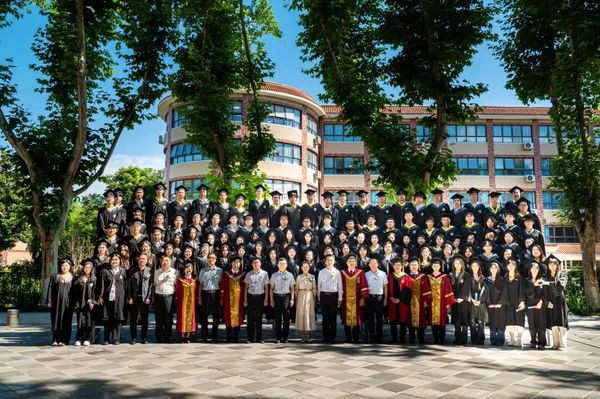 西京学院土木工程学院、会计学院举行2026届毕业生毕业典礼
