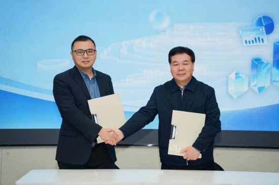 数据科学学院院长吴睿与陕西科控智迈信息技术有限公司董事长吕永卫代表双方签约