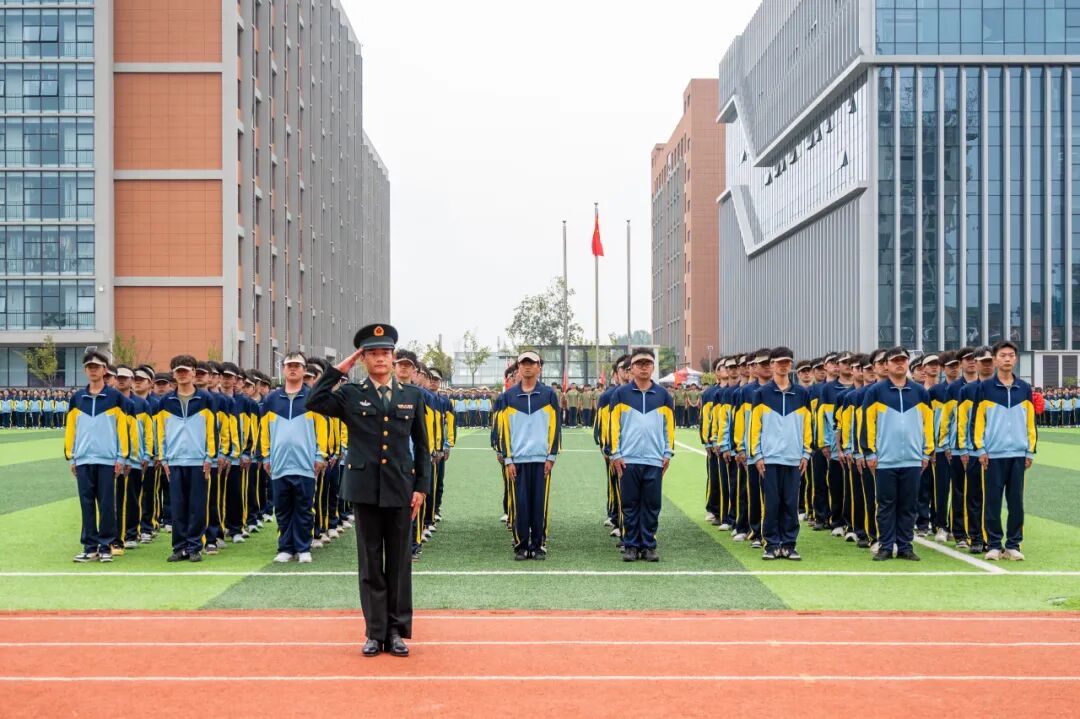西安明德理工学院2026级学生开学典礼暨军训总结表彰大会圆满举行