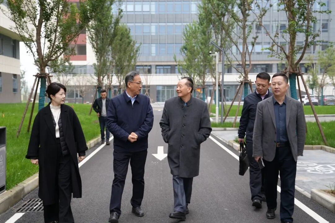 苏陕东西部合作发展促进会一行到西安建筑科技大学华清学院参观交流