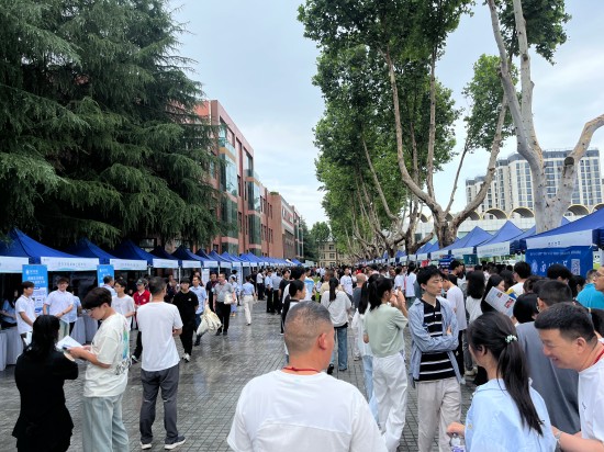 图为2025年陕西省本科批次高考志愿填报咨询会现场.jpg