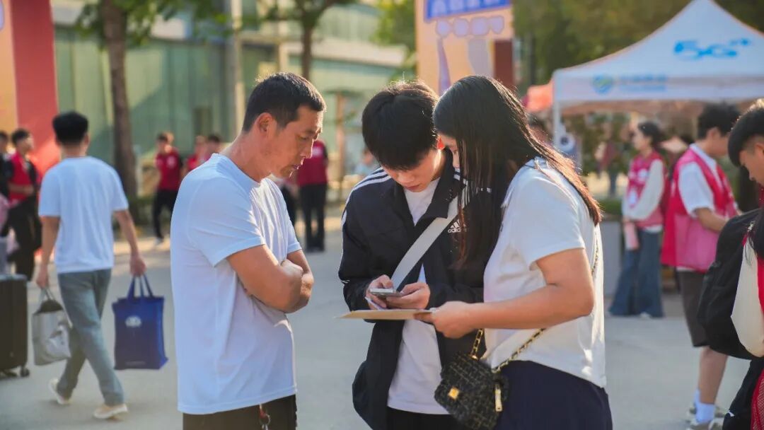 “新”光熠熠｜多图直击西安城市建设职业学院2026级新生报到现场！