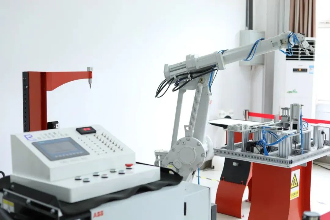 告别纸上谈兵！西安铁道技师学院实训室解锁你的职业通行密码