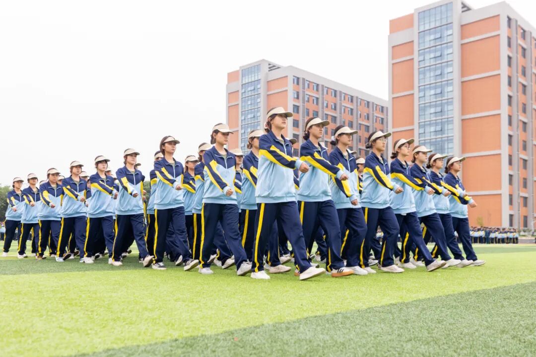 西安明德理工学院2026级学生开学典礼暨军训总结表彰大会圆满举行