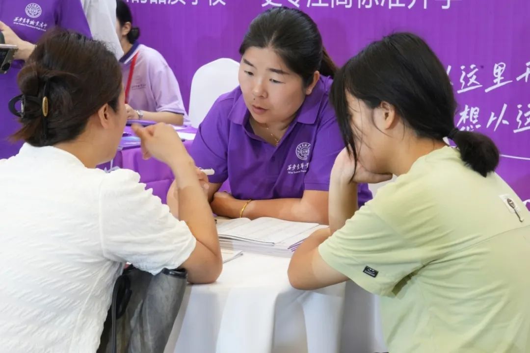 火速围观 | 西安育华职业高中中招会首日火爆现场正在进行时