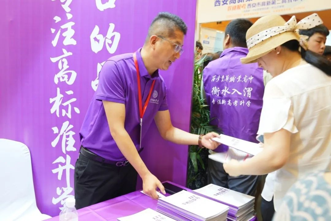 火速围观 | 西安育华职业高中中招会首日火爆现场正在进行时