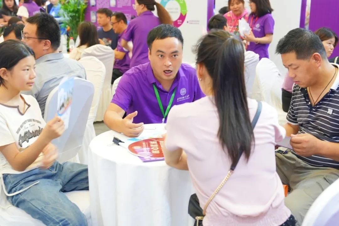 火速围观 | 西安育华职业高中中招会首日火爆现场正在进行时