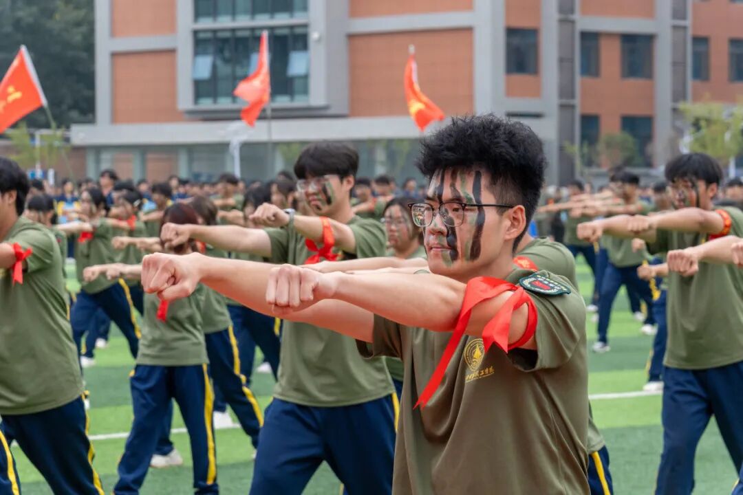 西安明德理工学院2026级学生开学典礼暨军训总结表彰大会圆满举行