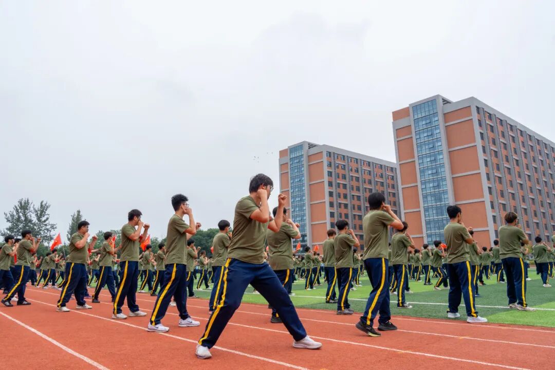 西安明德理工学院2026级学生开学典礼暨军训总结表彰大会圆满举行